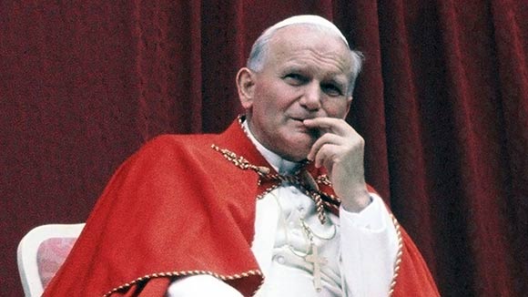 Jan Paweł II siedzi trochę zamyślony